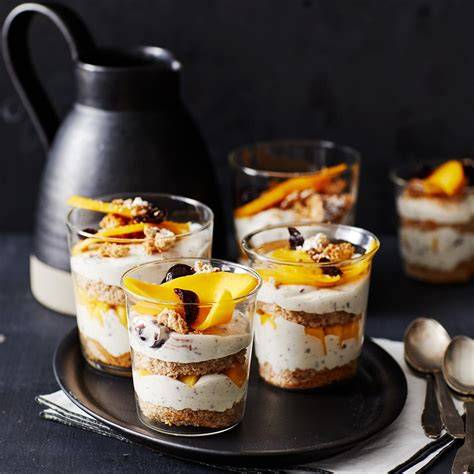 Weihnachtliche Schichtdesserts mit Beeren und Nüssen