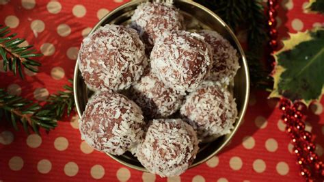 Weihnachtliche Schokoladenplätzchen und Rumkugeln