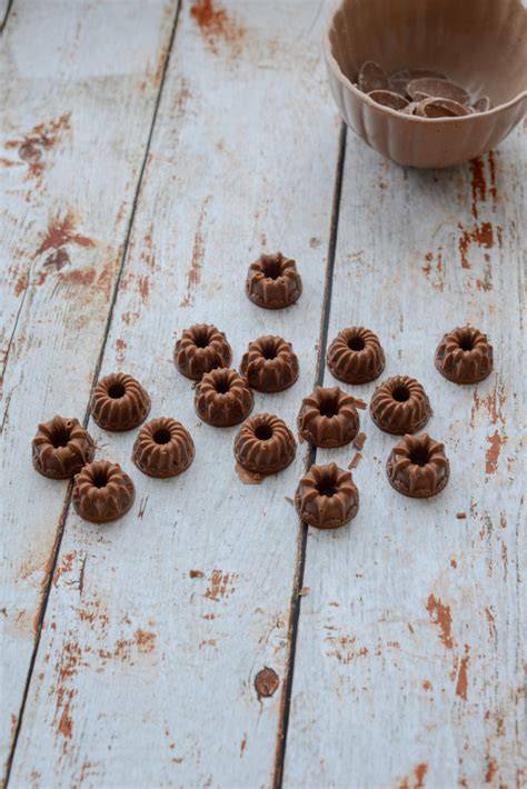 Weihnachtliche Schokoladenpralinen in Bio-Qualität auf Holzbrett
