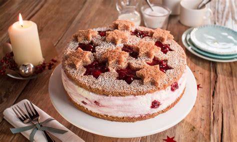 Weihnachtliche Sternenzauber-Torte mit Preiselbeersahne