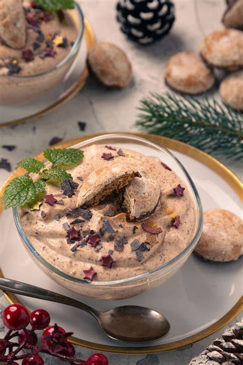 Weihnachtliche Stimmung: Lebkuchenmousse am festlichen Tisch