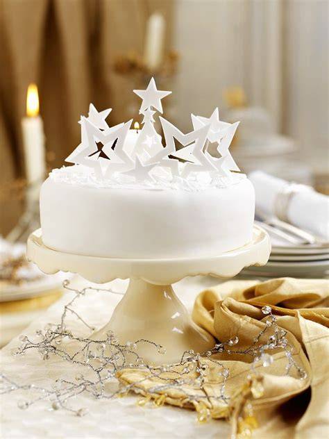 Weihnachtliche Torte mit Mascarpone und Sternen aus Pappe