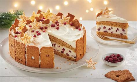Weihnachtliche Torte mit roten und goldenen Macarons