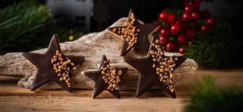Weihnachtliche Tortendeko: Marzipansterne und Schokoschnee