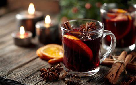 Weihnachtliche Zutaten: Äpfel, Rotwein, Zimt, Sternanis, Orange, Zitrone