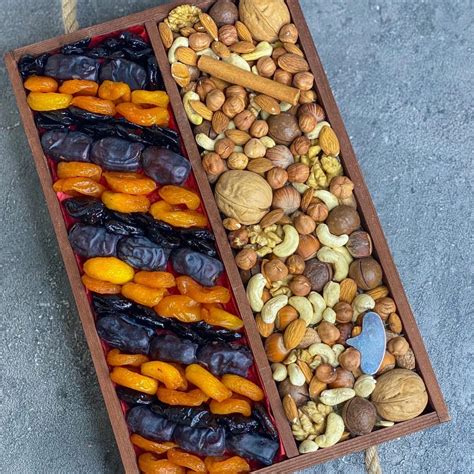 Weihnachtlicher Gabenteller mit Lebkuchen, Nüssen und Trockenfrüchten