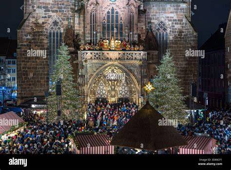 Weihnachtlicher Hauptmarkt mit Lebkuchen-Verkauf, stimmungsvolle Szene