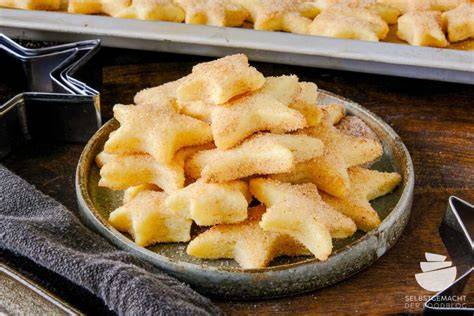 Weihnachtlicher Kaffeetisch mit Rahmplätzchen, Vanillekipferln und Marmeladenkeksen