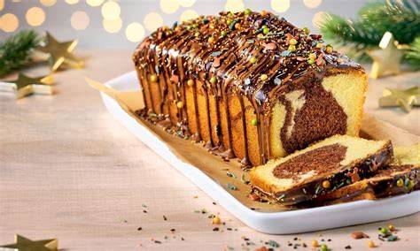 Weihnachtlicher Kastenkuchen mit Marzipan