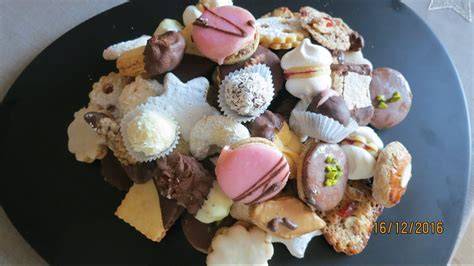Weihnachtlicher Keksteller mit verschiedenen Schokokeksen