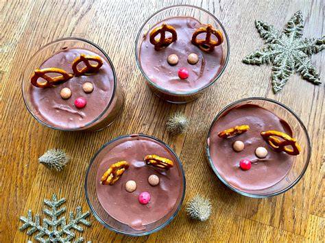 Weihnachtlicher Nachtisch für Kinder mit Zuckersternen und Schokolade