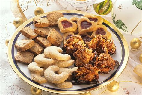 Weihnachtlicher Plätzchenteller mit Nussecken und Vanillekipferln