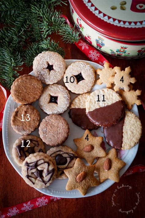 Weihnachtlicher Plätzchenteller mit verschiedenen Marzipan- und Mürbeteigplätzchen