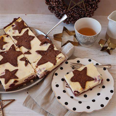 Weihnachtlicher Sternenkuchen mit Puderzuckerdekor