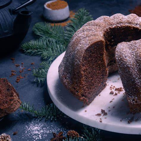 Weihnachtlicher Sternkuchen auf Tafel, Zutaten rundherum, Schritt-für-Schritt-Icons