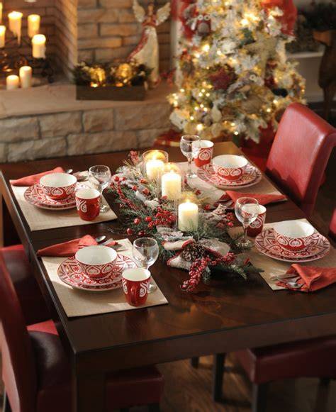 Weihnachtlicher Tisch mit Kunststoff-Lebkuchen als Dekoration