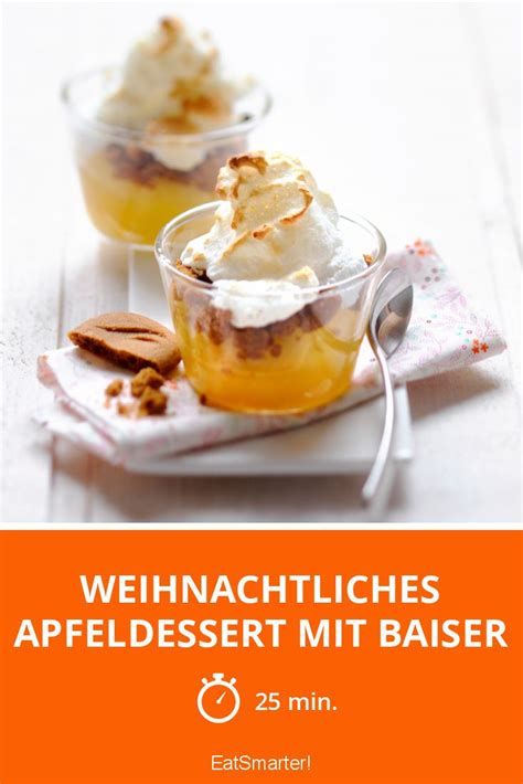 Weihnachtliches Apfeldessert mit Zimtstange und Schokoladendekor