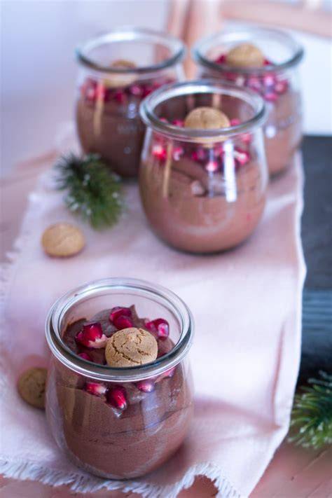 Weihnachtliches Dessert im Glas mit Dominostein