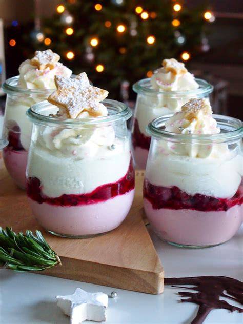 Weihnachtliches Dessert im Glas mit Schichten aus Creme und Kompott