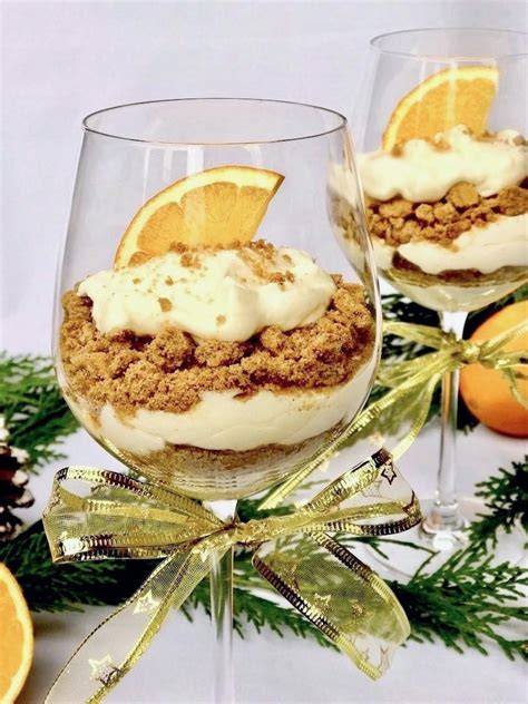 Weihnachtliches Dessert im Glas mit Spekulatius, Mascarpone-Creme und Früchten