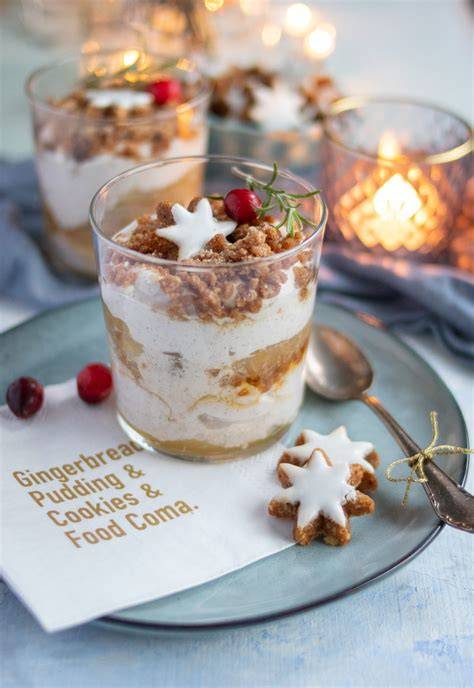 Weihnachtliches Dessert im Glas mit Zimtsternen und Grütze