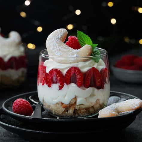 Weihnachtliches Dessert mit Mascarpone und Vanillekipferl