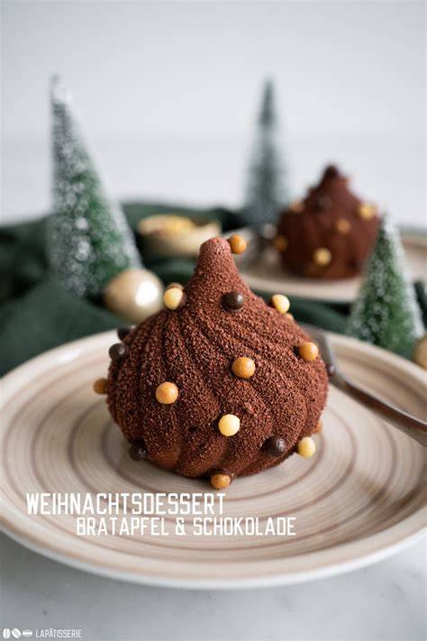 Weihnachtliches Dessert mit dekorativer Garnitur