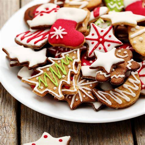 Weihnachtliches Gebäck: Bunte Plätzchen-Auswahl auf dem Teller