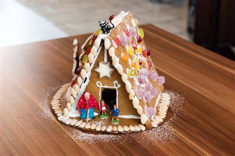 Weihnachtliches Hexenhaus aus Lebkuchen mit Süßigkeiten dekoriert