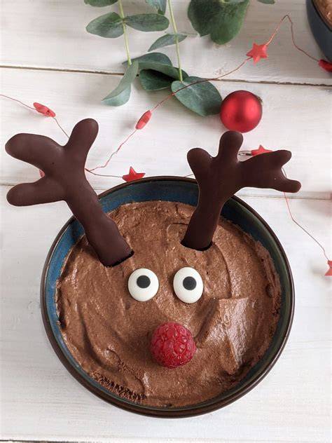 Weihnachtliches Rentier Mousse au Chocolat mit Schokoladengeweihen und Himbeer-Nasen