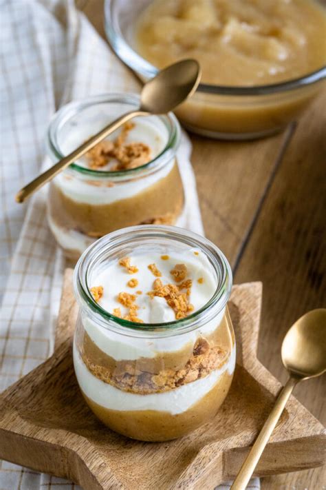 Weihnachtliches Schichtdessert mit Apfelmus, Joghurt und Amarettini