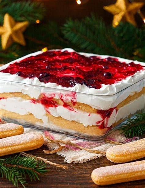 Weihnachtliches Schichtdessert mit Lebkuchensternen und roter Grütze