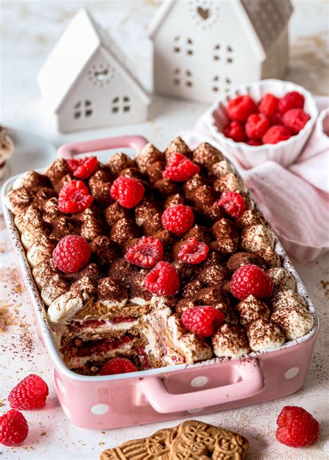 Weihnachtliches Schichtdessert mit Spekulatius und Himbeeren in Auflaufform