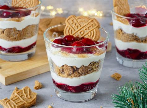Weihnachtliches Spekulatius-Tiramisu mit Kirschen, Marzipanmützen und Zuckersternen