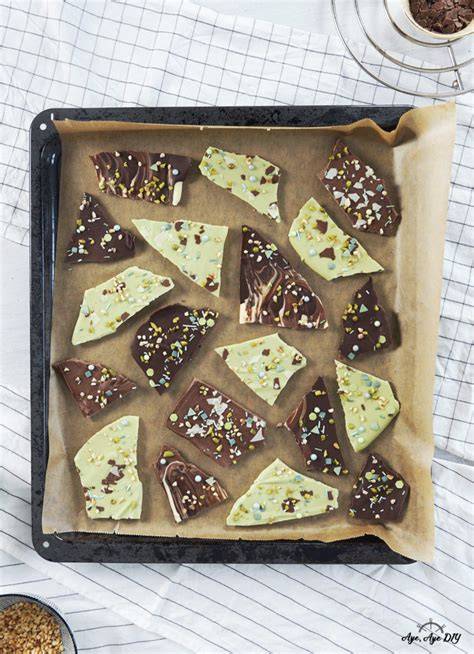 Weihnachts-Bruchschokolade auf Blech