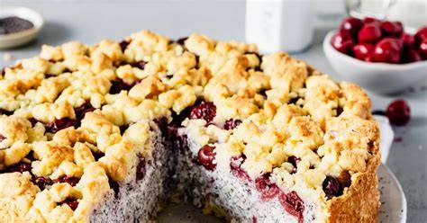 Weihnachts-Crumble mit Streuseln und Kirschen
