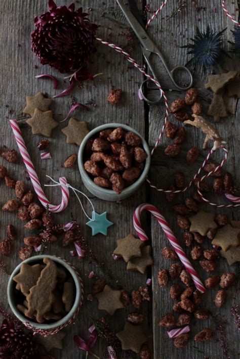Weihnachtsbäckerei: Lebkuchen, gebrannte Mandeln und Geschenkgläser