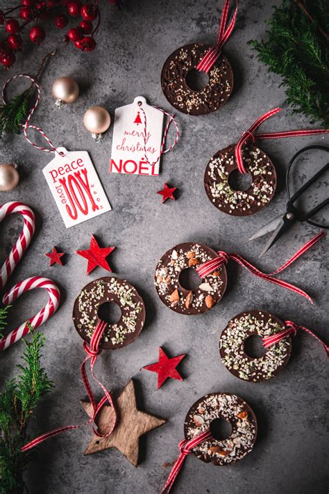 Weihnachtsbaumschmuck aus Schokolade mit Band