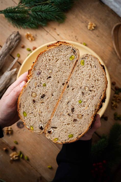 Weihnachtsbrot mit Marzipan aufgeschnitten