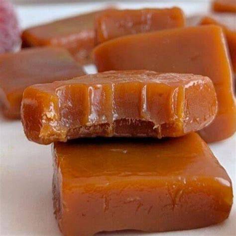Weihnachtsgeschenke: Karamellbonbons in Zellophan