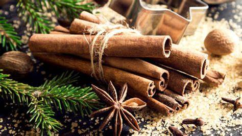 Weihnachtsgewürze und Blätterteig: Zimt, Vanille, Sternanis als Deko und Aroma