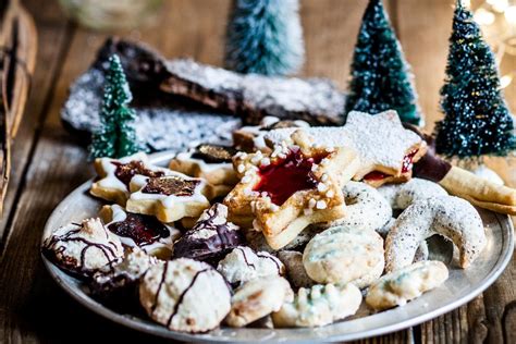 Weihnachtskekse Übersicht: Teller mit verschiedenen Plätzchen und Kalorienangaben