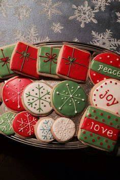 Weihnachtskekse mit aufwendiger Royal Icing Verzierung in Rot, Weiß und Grün
