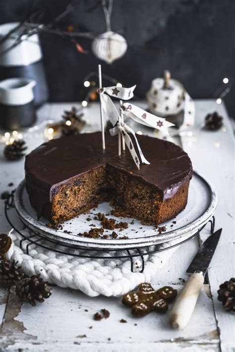 Weihnachtskuchen mit Schokolade auf Holzbrett, Zimtstangen und Dekoration