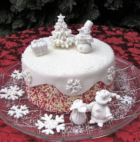 Weihnachtsmann aus Fondant auf Torte