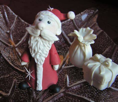 Weihnachtsmann aus Fondant modellieren Schritt-für-Schritt