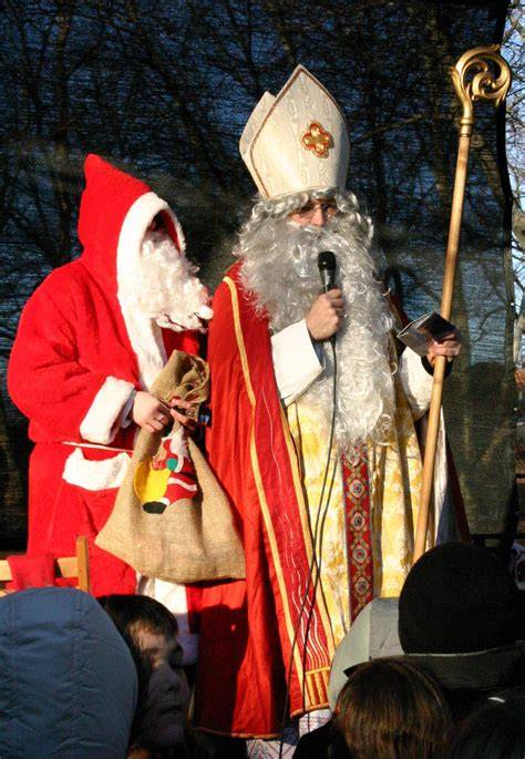 Weihnachtsmann mit roten Umhang und Zipfelmütze, Symbolik in der Werbung