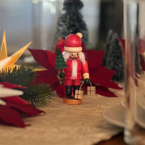 Weihnachtsmann-Figuren als festliche Dekoration und Geschenkidee