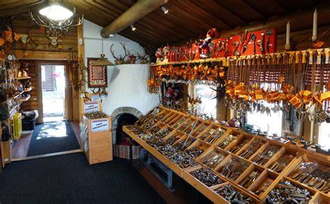 Weihnachtsmanndorf: Souvenir- und Handwerksläden entlang der Polarkreislinie
