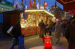 Weihnachtsmarkt mit Ständen und Lichtern